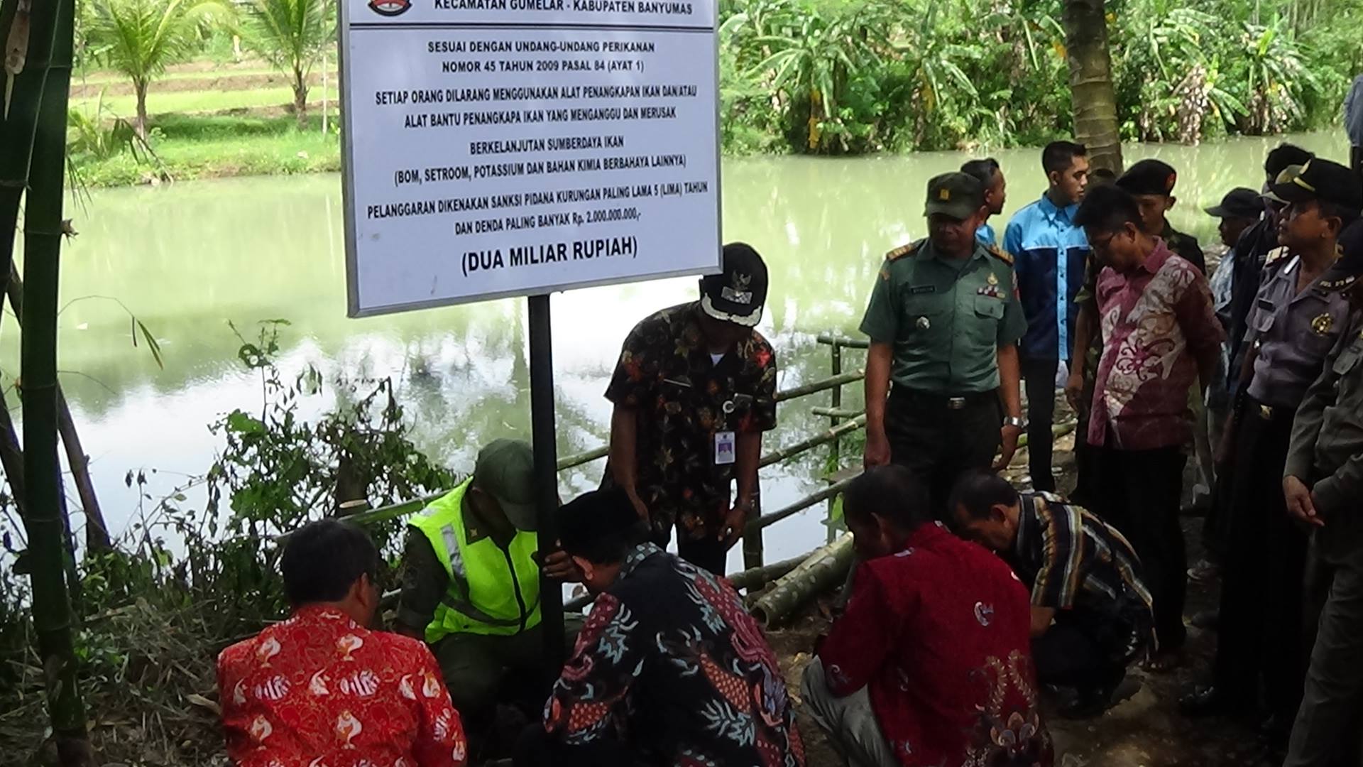 Tingkatkan Populasi Ikan, Bupati BanyumasTebar Benih di Sungai