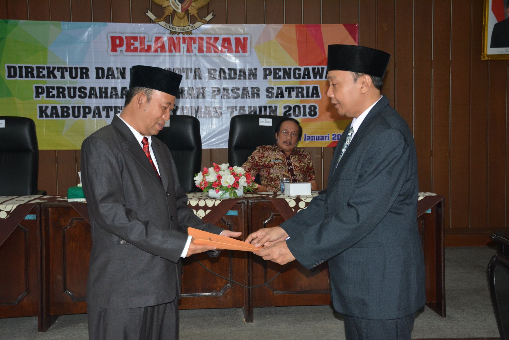 Bupati Lantik Dirut dan Pengawas PD Pasar Satria