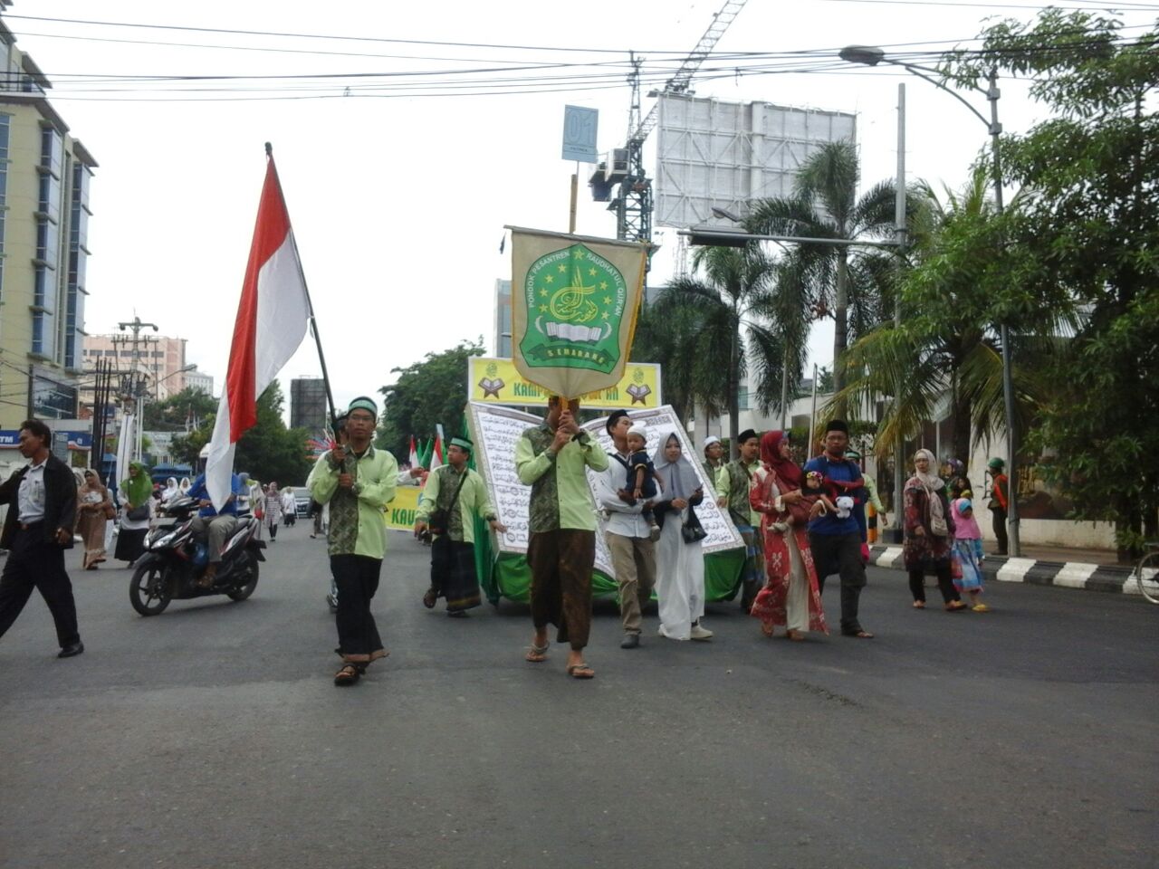 Sambut Khatmil Qur’an, Santri PPRQ Semarang Kirab Kauman Kampung Qur’an