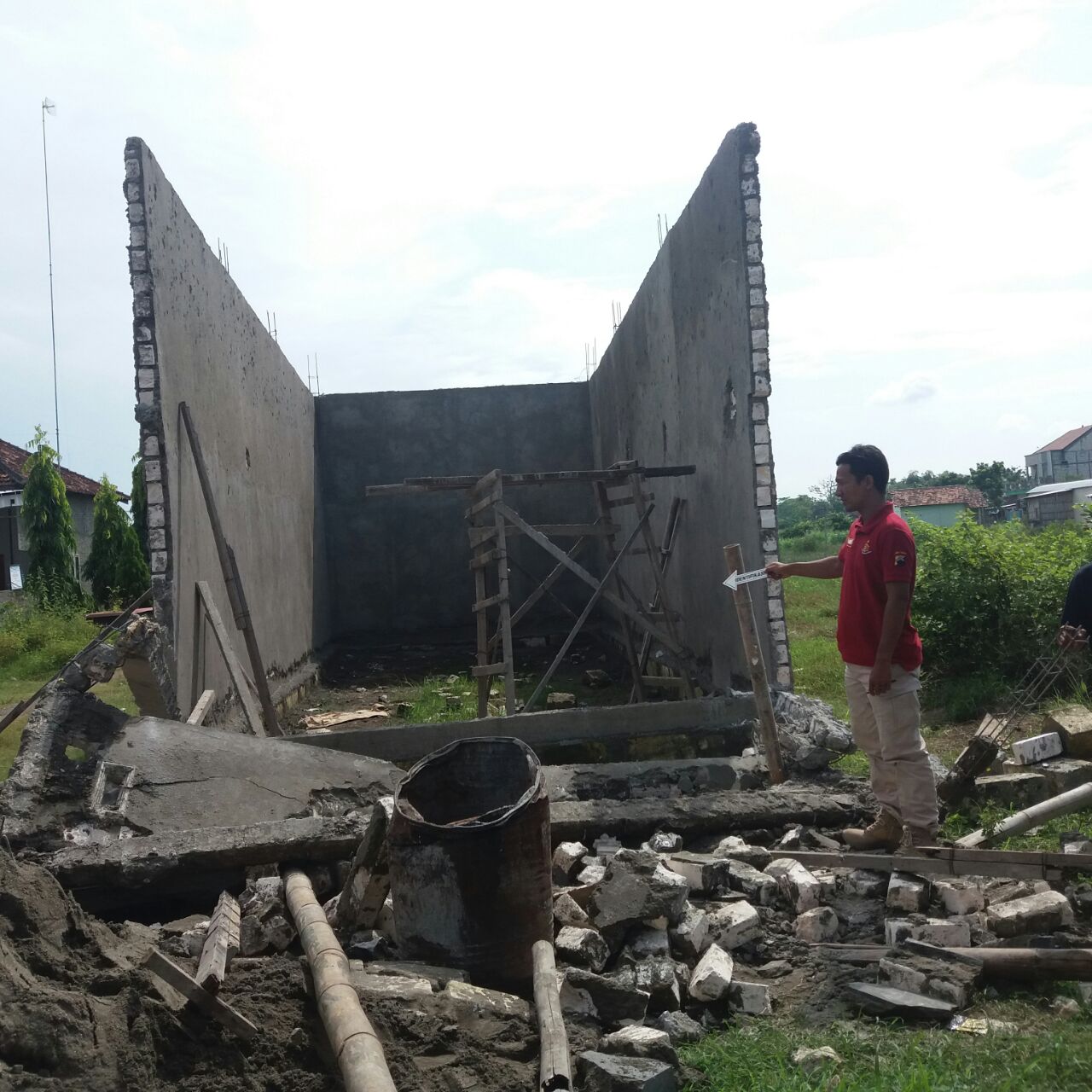 Bangunan Kantor BUMDES Pekuwon Juwana Roboh, Satu orang pekerja meninggal dunia