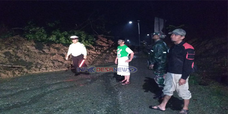 Akses jalan Yang Terhambat Akibat Tanah Longsor Koramil Tegalombo Terjun Tangan