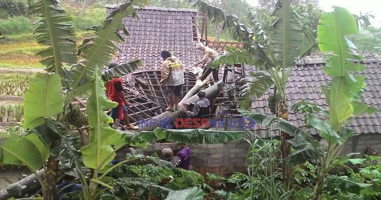 TNI Bantu Warga Bersihkan Material Atap Rumah Yang Roboh Tertimpa Pohon.