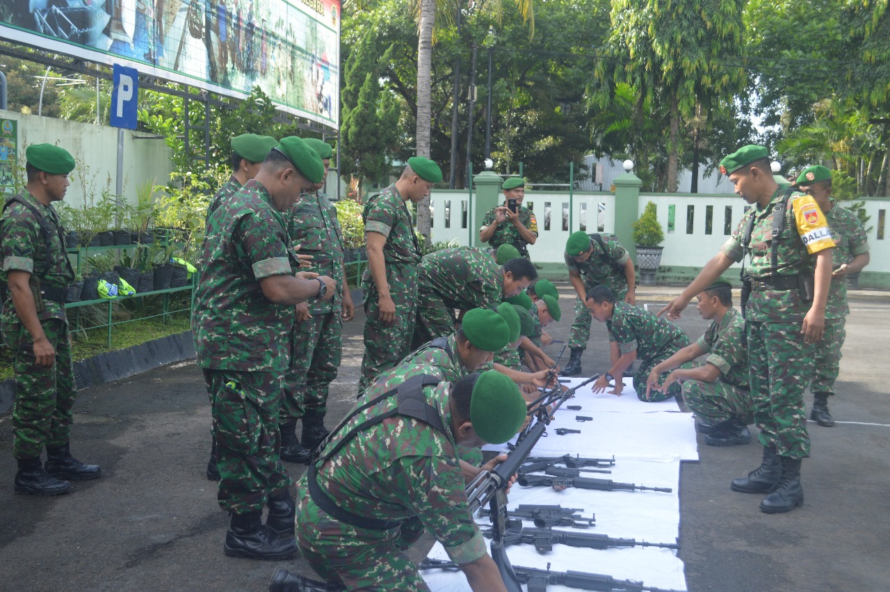 Asah Kemampuan Anggota, Kodim 0718/ Pati Gelar Latihan Defile dan Bongkar Pasang Senjata