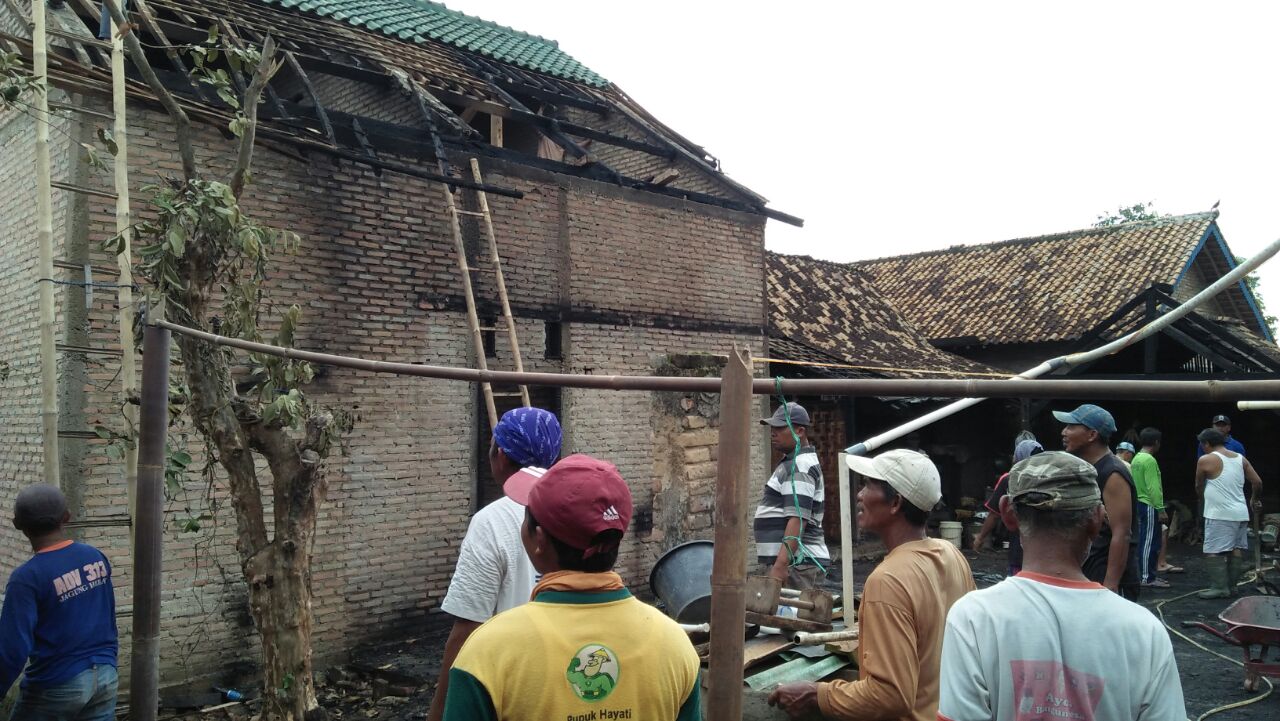 Rumah Suparman Warga Kecamatan Sidomulyo Terbakar