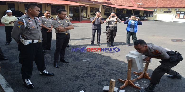 Sat Dalamas Polres Blora Memiliki Kemampuan Ketahanan Tubuh Pecahakan Batako Dan Lempeng Besi
