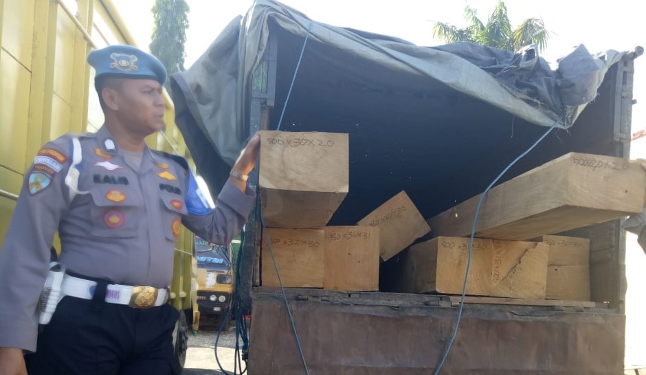 Supir Truk Angkut Puluhan Batang Kayu Ilegal Diamankan Sat Reskrim Blora