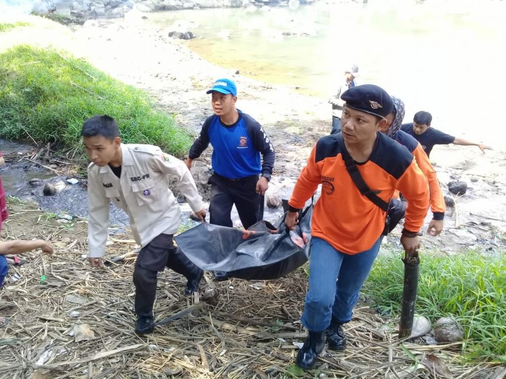 Pramuli Banyumas Bersama Tim SAR Evakuasi Korban Tenggelam