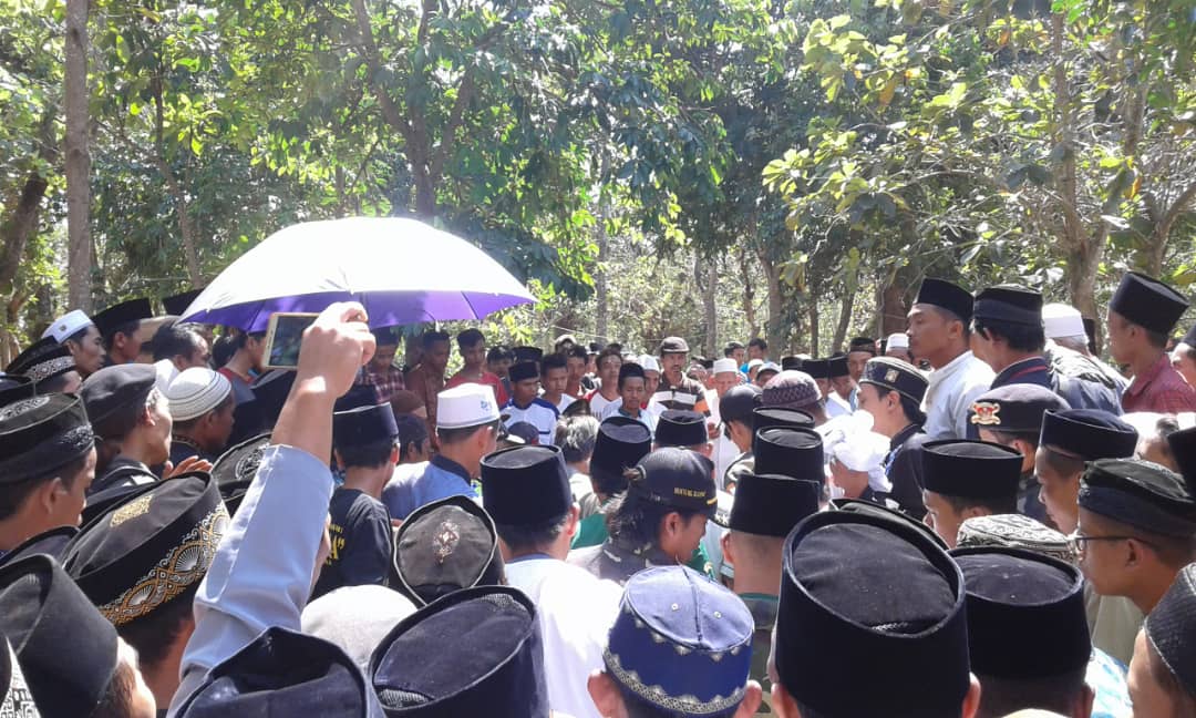 Ribuan Orang Hadiri Pemakaman Si Mbah Kiyai Abdul Gohofur