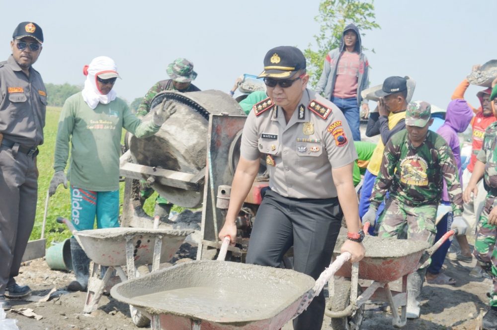 Awali Pengecoran, Kapolres Demak Dukung Tmmd Di Desa Kebonsari