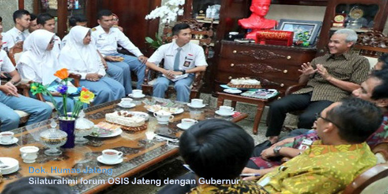 Ganjar Ancam Tiga Kepala Sekolah SMA / SMK Di Jateng Dicopot Terkait SKTM