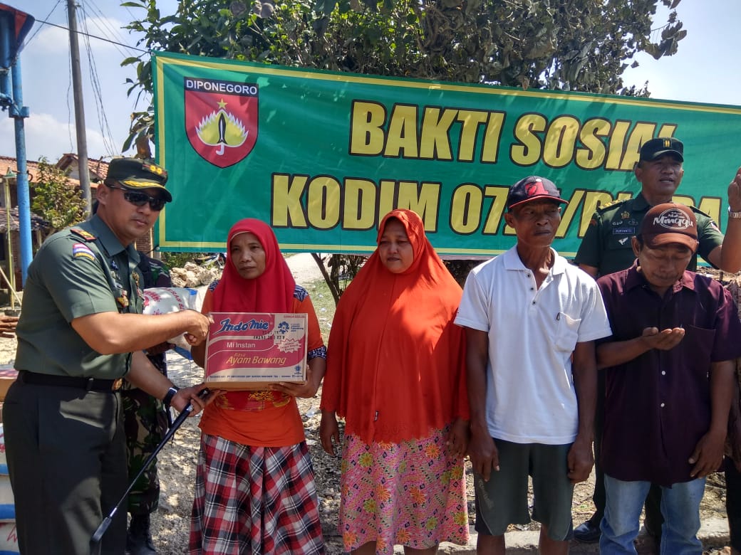 Bakti Sosial Dandim Dengan Memberikan Santunan Warga Terkena Bencana Kebakaran di Desa Tambakromo