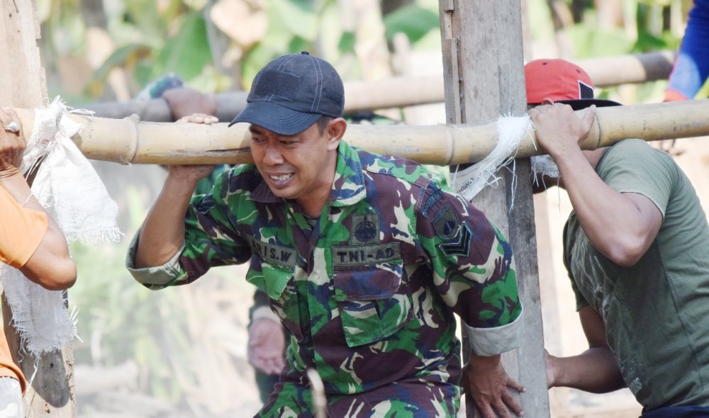 Mbah Legimah Meneteskan Airmata Melihat Rumahnya Di Renovasi Tentara