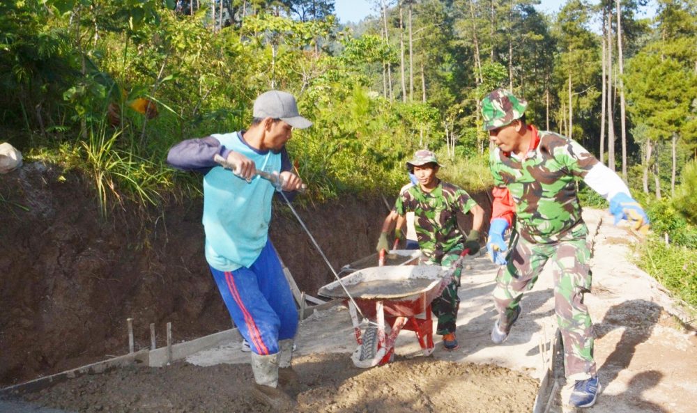 Semangat Gotong Royong Cermin Satgas Tmmd Ke-102 Kodim 0803/Madiun