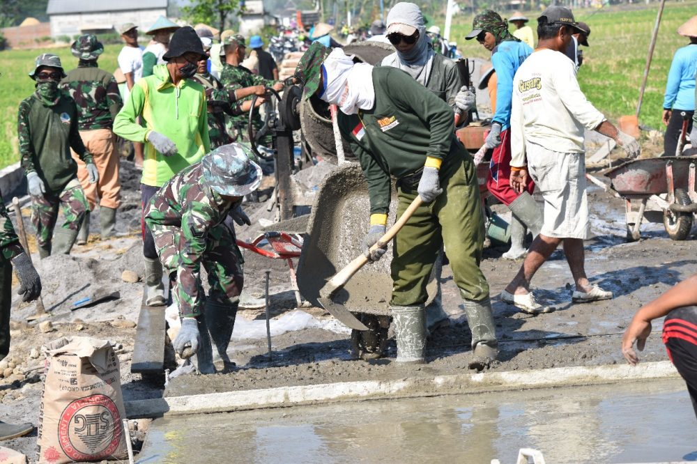 Sasaran Utama Pengecoran Jalan TNI Kebut Pengerjaan Bersama Warga