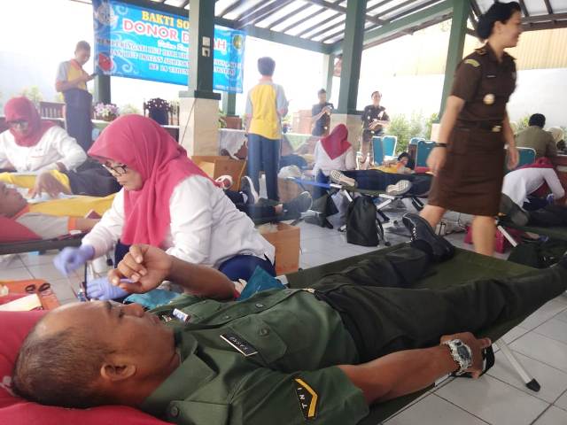 Personil Kodim Blora, Ikut Donor Darah Dalam Rangka HUT BHAKTI ADHYAKSA KE 58 2018