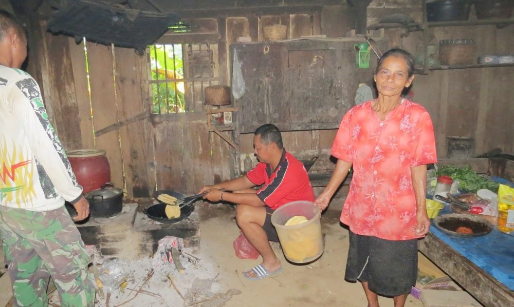 Tanpa Rasa Canggung Dan Ragu, Anggota Satgas TMMD Bantu Warga Masak Di Dapur