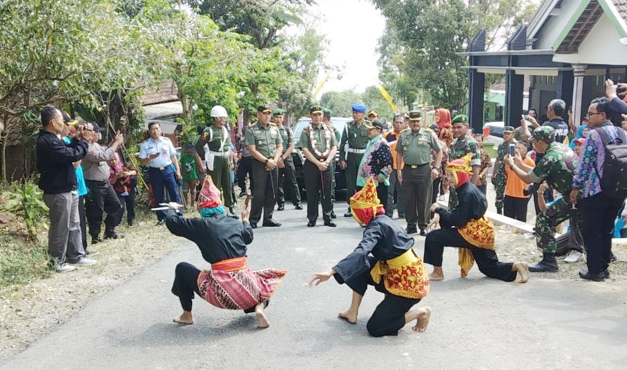 Kesenian Reog Ponorogo Dan Pencak Silat Sambut Danpusterad Mayjen TNI Hartomo Di TMMD Ke 102 Kabupaten Madiun