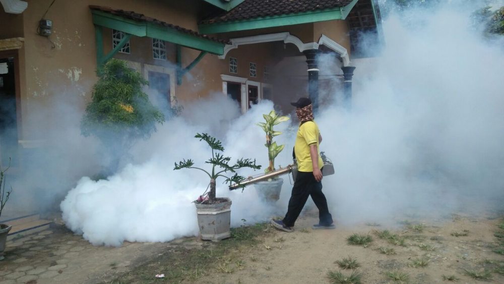 Cegah Serangan DBD Puskesmas Sidomulyo Lakukan Fogging