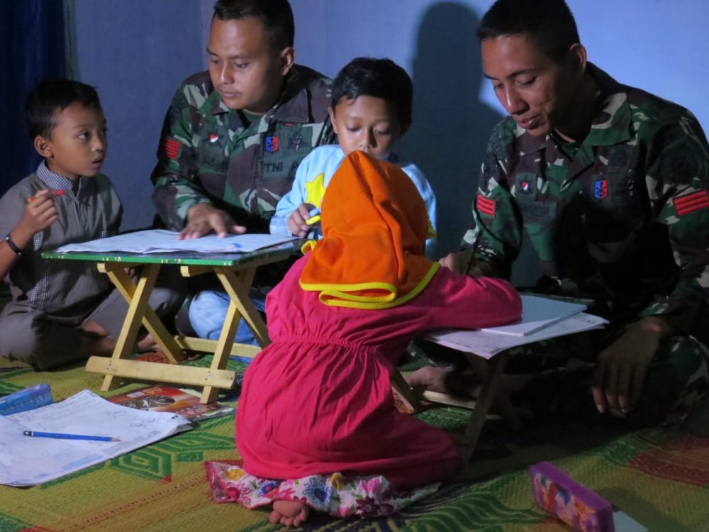 Anggota Satgas TMMD Bisa Jadi Guru Di Rumah