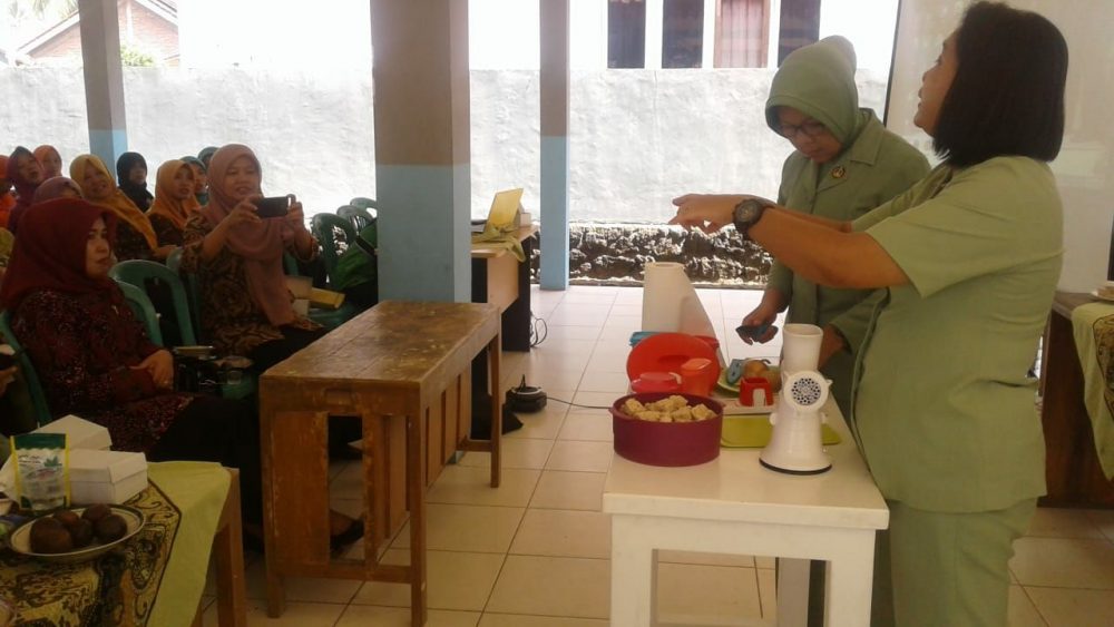 Ibu-ibu Persit Kodim Banyumas Latih Warga Buat Nuget Tempe