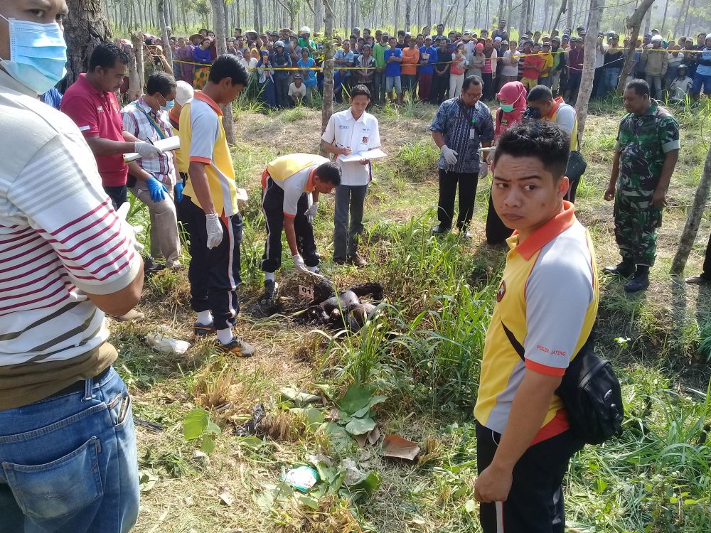 Unit TKP Polres Blora, Temukan Sejumlah BB Dilokasi Penemuan Mayat Terbakar