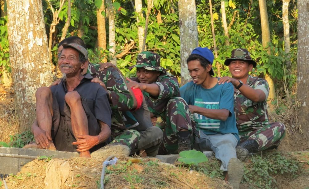 Prajurit Dan Warga Saling Pijat Badan, TMMD Ke 102 Kodim Madiun