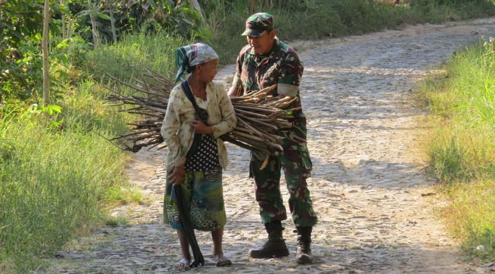 Keren,,,!!! Anggota Satgas TMMD Ke 102 Bantu Si Nenek Angkat Kayu Bakar