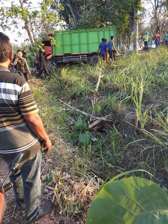 Jl. Kunduran -Todanan Kembali Heboh, Truck Seruduk Pohon Jati