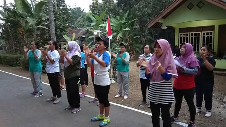 Ibu-Ibu PKK-RT Tamansari Banyumas Siap Ikuti Lomba Gerak Jalan