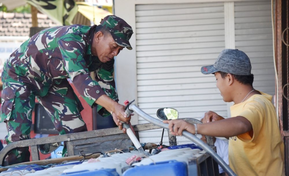 Babinsa Wedung Turut Membagikan Air Bersih Dari Rumah Ke Rumah Yang Terdampak Kekeringan