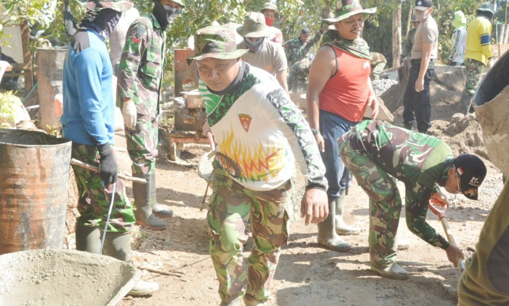 Sinergitas TNI-POLRI Pada TMMD Ke-102 Di Desa Bodag