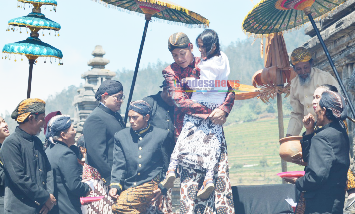 Ganjar Paranowo Hadiri Ruwatan Rambut Gimbal di Kompleks Candi Arjuna, Kecamatan Batur, Banjarnegara