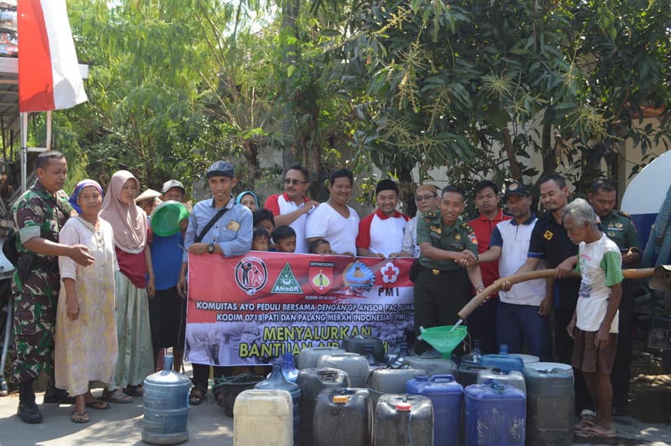 Komunitas Ayo Peduli Bersama ANSOR Juwana Kirim Air Bersih untuk Warga Pucakwangi
