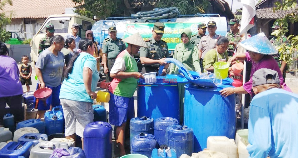 Dandim Terjun Langsung Bantu Warga Yang Membutuhkan Air Bersih