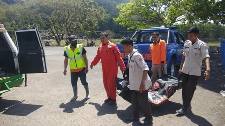 Mayat Terapung Di Sungai Serayu Di evakuasi
