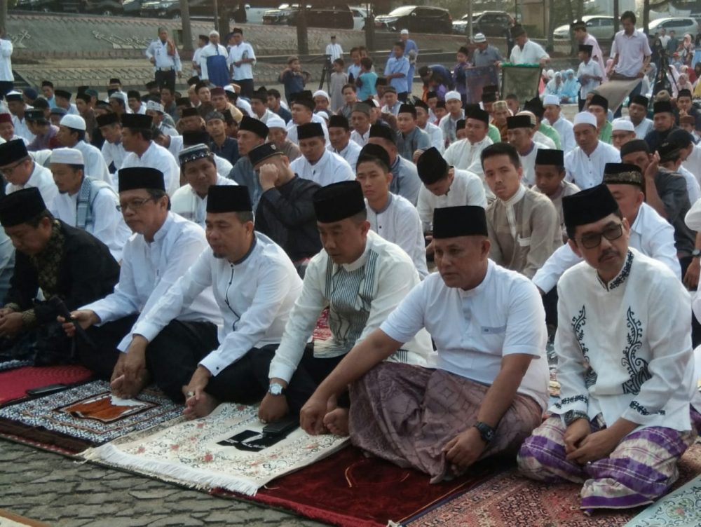 Dengan Khusuk Nanang Ermanto Melaksanakan Sholat Idul Adha Di Lapangan Korpri Kalianda