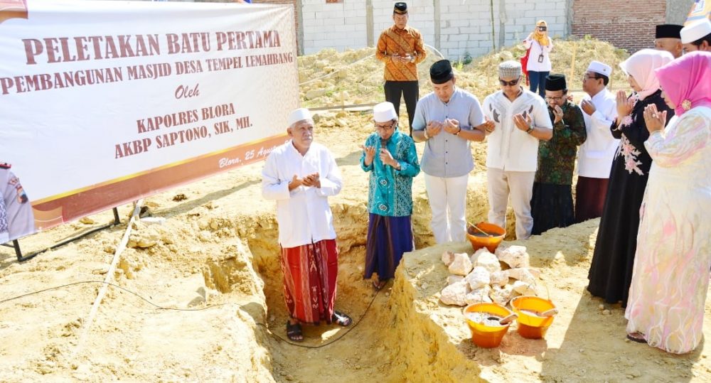 Peletakan Batu Pertama Pembangunan Masjid Al Ghommamah Bhayangkara Residence Kapolres Blora