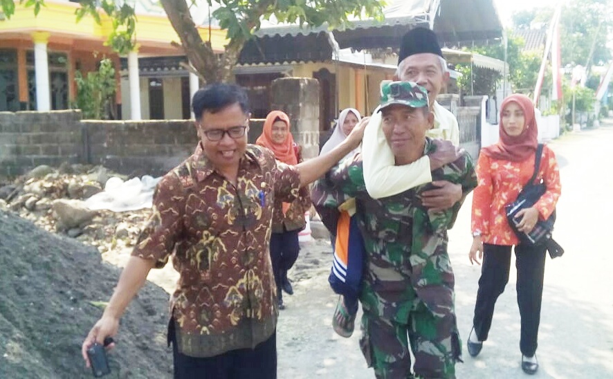 Babinsa Gendong Warga Yang Sedang Sakit Ke Rumah Sakit