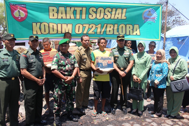 Dandim 0721/Blora Salurkan Bantuan untuk Korban Kebakaran