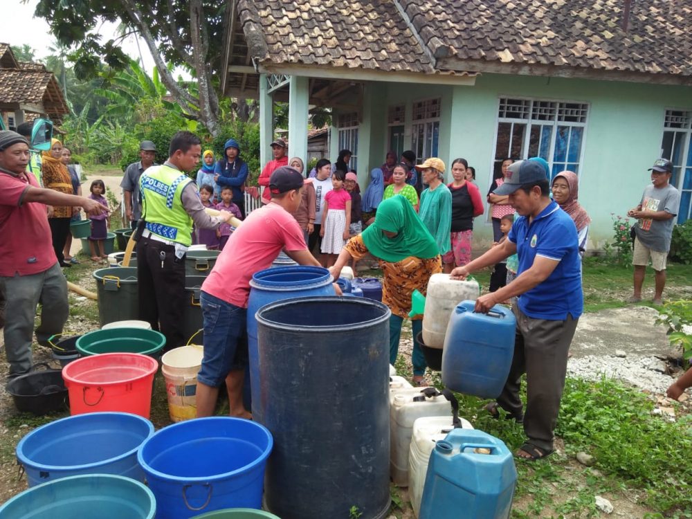 Satlantas Polres Lampung Selatan Bagikan Air Bersih