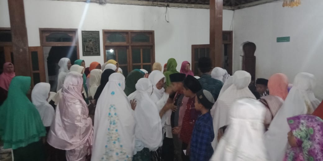 Suasana Haru Mewarnai Pembagian Santunan Anak Yatim Oleh BMT Al-Roudloh