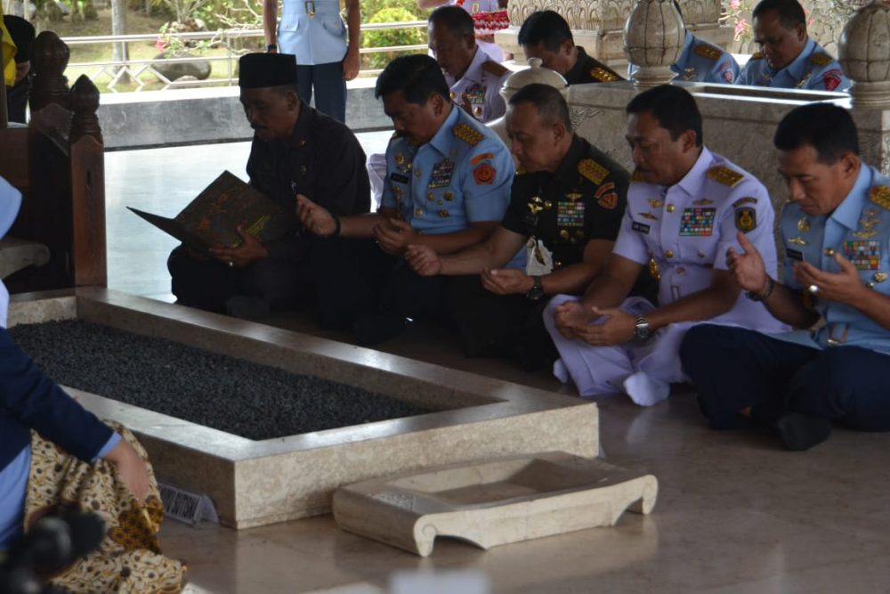 Panglima TNI Marsekal TNI Hadi Tjahyanto Ziarah di Makam Bung Karno