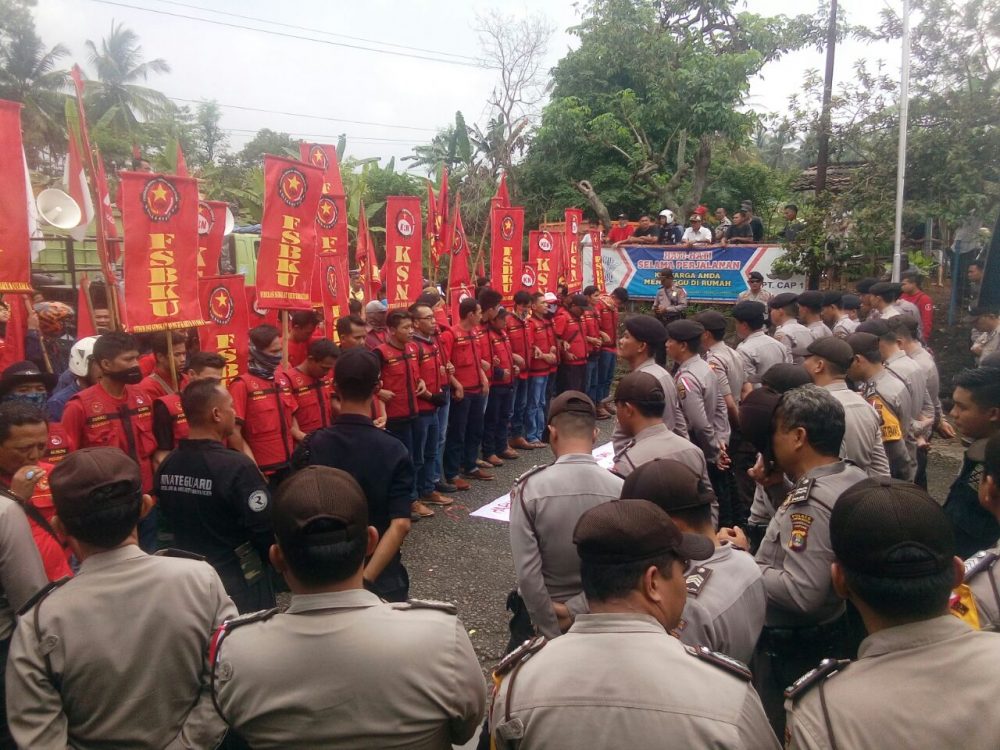 Ratusan Buruh PT CAV Di  Lampung Selatan Gelar Orasi
