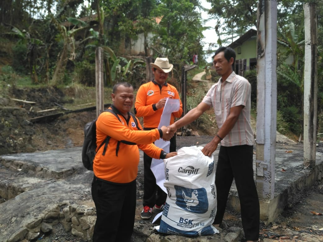 Pramuka Peduli Ajibarang Banyumas Serahkan Bantuan Kepada Korban Kebakaran