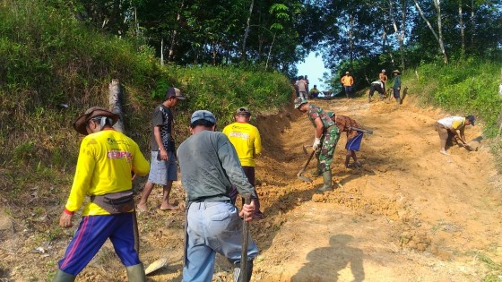 Tingkatkan Kesejahteraan Petani, Babinsa Desa Argomulyo Pelopori Perbaikin Jalan Usaha Tani