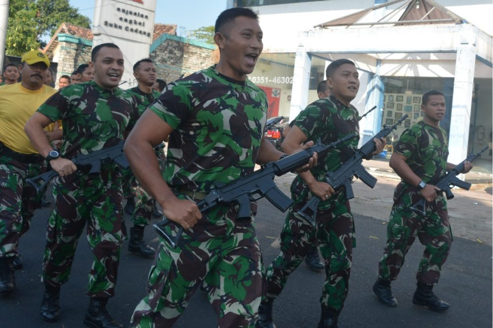 Jaga Stamina Prajurit Korem 081/DSJ Lari Siang Bersenjata