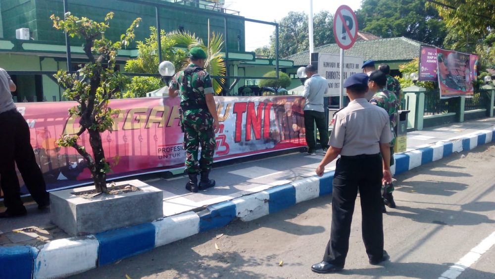 Personil Brimob Detasemen C Pelopor Madiun mendatangi Kodim 0803/Madiun