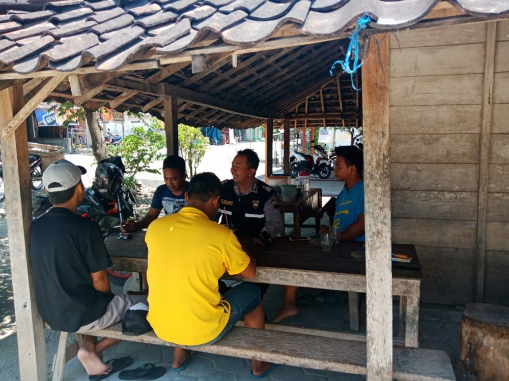 Patroli Dialogis Bhaninkamtibmas Di Warung Kopi