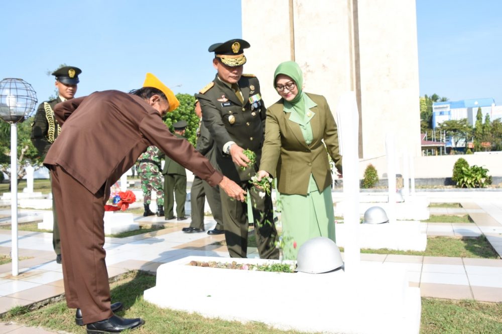 Jelang HUT ke-73 TNI, Danrem 091/ASN Ziarah ke Taman Makam Pahlawan Samarinda