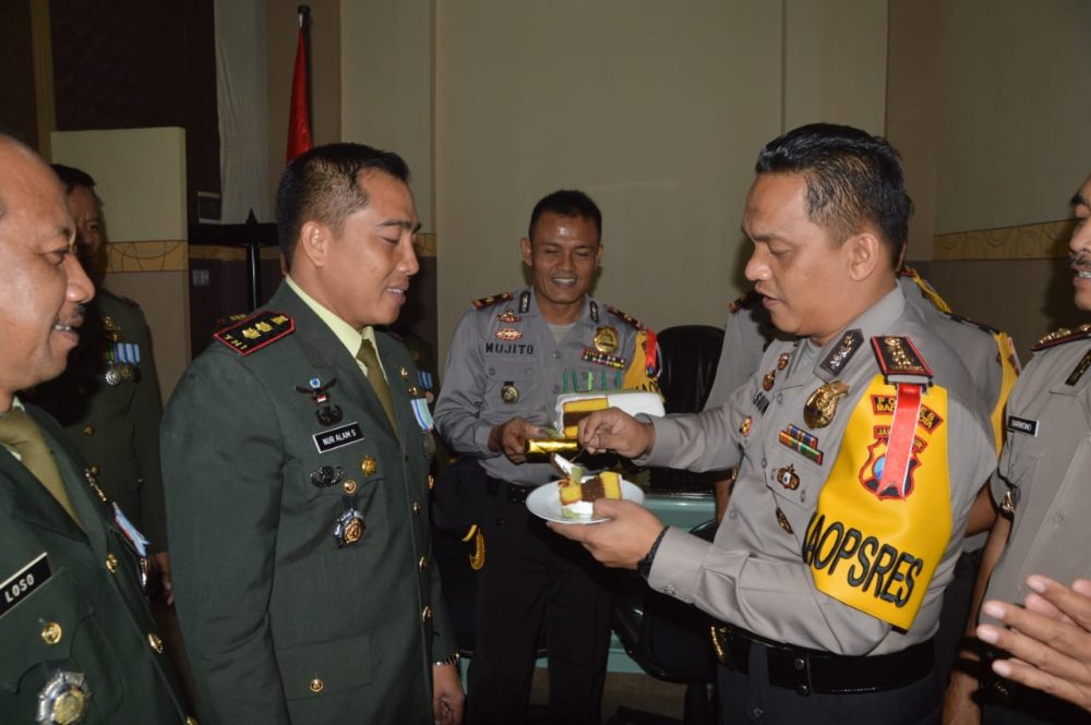 HUT TNI Ke 73, Kapolres Madiun Kota Beri Kejutan Komandan Kodim 0803/Madiun